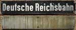 Eigentumsschild: Deutsche Reichsbahn, Aluminiuimguss, 6-Loch, kurz, 587 x 101 mm. Abstand zwischen "Deutsche" und "Reichsbahn" ist krzer, als die bliche 600 mm Variante.