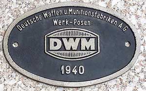 Fabrikschild, DWM, Baujahr: 1940, Zinkguss oval,  Riffelgrund mit Rand. Das Schild ist von einem Waggon.