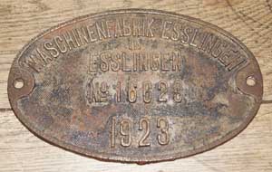 Fabrikschild Maschinenfabrik Esslingen, Fabriknummer: 16629, Baujahr: 1923, Eisenguss oval, Riffelgrund mit Rand (GFeO)_GFeO. Das Schild ist von einem Waggon