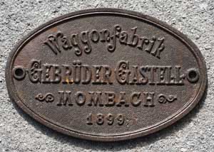 Waggon-Fabrikschild Gebrder Gastell, Mombach: Baujahr: 1899. Eisenguss oval, Riffelgrund mit Rand. BxH= 165 x 110 mm.