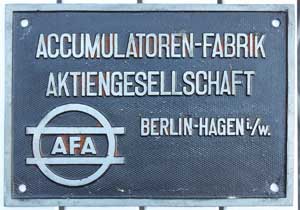 Fabrikschild der AFA (Accumulatoren-Fabrik, Aktiengesellschaft), Berlin-Hagen i./W. Fabriknummer: ?, Baujahr: 1932. Zinkguss, rechteckig, Riffelgrund mit Rand. BxH = 210 x 147 mm. Das Schild ist von der Lokomotive Ks 4071, gebaut von der AEG, sptere DB 381 201 (zuvor Ka 4071).