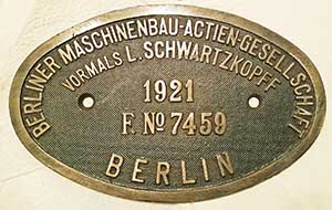 Fabrikschild BMAG, Berlin: Fabriknummer: 7459, Baujahr: 1921. Eisenguss, oval, Riffelgrund mit Rand. BxH = 213 x 132 mm. Das Schild ist von der DRG 94 1106.