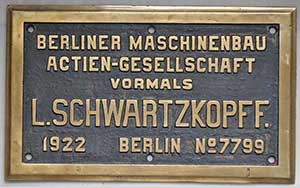 Fabrikschild BMAG, Berlin: Fabriknummer: 7799, Baujahr: 1922. Messingguss, rechteckig, Riffelgrund mit Rand. BxH = 410 x 245 mm. Das Schild ist von der DRG 57 2794.