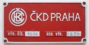 Fabrikschild ČKD Praha, Fabriknummer: 9506, Baujahr: 1975, Aluminiumguss rechteckig, Riffelgrund mit Rand (GAlmR). Das Schild ist von der ČSD T478.3270, spter 753.270-8, respektive 750.270-1. BxH = 298 x 148 mm