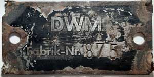 Fabrikschild DWM (Deutsche Waffen- und Munitionsfabriken), Fabriknummer: 875, Baujahr: -. Stahlblech geprgt, rechteckig, glatt mit Rand. BxH = 104 x 52 mm. Das Rahmenschild ist von der DRB 52-4559, spter bei der BB 52.4559.