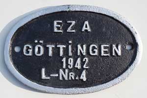 Fabrikschild EZA Gttingen. Loknummer 4, Baujahr: 1942, Eisenguss oval, glatt mit Rand.
