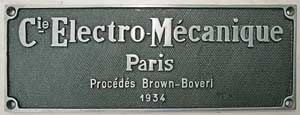 Fabrikschild Electro-Mecanique, Baujahr: 1934. Aluminiumguss rechteckig, Riffelgrund  mit Rand. Das Schild ist von der SNCF 5538, 2D2. BxH = 425 x 152 mm.