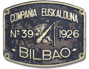 Spanien, Fabrikschild Compaia Euskalduna: Fabriknummer: 39. Baujahr: 1926. Messingguss mit Rand (GMsmR). BxH = 430 x 350 mm. Senkrechte Fahnenstange von der rechten Lokseite.
