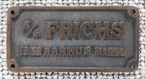 Fabrikschild FRICHS, Aarhus: Fabriknummer: 256, Baujahr: 1936. Messingguss, rechteckig. Ausfhrung: Riffelgrund mit Rand. BxH = 148 x 75 mm. Das Schild ist von einem Triebwagen der DSB: MO 566.