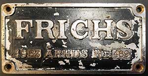 Fabrikschild Frichs, Arhus: Fabriknummer: 489, Baujahr: 1953. Messingguss, verchromt, rechteckig, glatt mit Rand. BxH = 185 x 85 mm. Das Schild ist von der Dnischen DSB MO-1828.