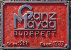 Fabrikschild Ganz  Mavag, Fabriknummer: 1237, Baujahr: 1968, Aluminiumguss rechteckig, Riffelgrund mit Rand.
