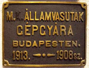 Fabrikschild M. (K.) llamvasutak Gpgyra Budapesten. Fabriknummer: 1913, Baujahr: 1908, Messingguss rechteckig, Riffelgrund mit Rand. Das Schild ist von der ?