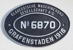 Fabrikschild Grafenstaden, Fabriknummer: 6870, Baujahr: 1916, Eisenguss oval, Riffelgrund mit Rand, von DB 55 3763, ex. KPEV G8.1