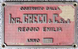 Fabrikschild Greco & Co, Reggio Emilia: Fabriknummer: 2126, Baujahr: 1971. Messingguss, rechteckig, Riffelgrund mit Rand. BxH = 330 x 200 mm. Das Schild ist von einer Rangierdiesellokomotive, nach Lizenz von der Firma Deutz.