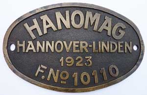 Fabrikschild Hanomag, Hannover-Linden, Fabriknummer: 10110, Baujahr: 1923, Messingguss oval, Riffelgrund mit Rand (GMsmR). Das Schild ist von der DRG 93 871.