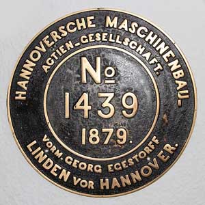 Fabrikschild Hanomag, Fabriknummer: 1439, Baujahr: 1879, Messingguss mit Rand, von DSB VLTJ2