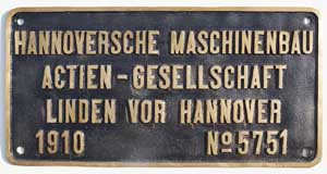 Fabrikschild Hanomag, Fabriknummer: 5751, Baujahr: 1910. Messingguss rechteckig, Riffelgrund mit Rand (GMsmR). Das Schild ist von einer Ct der Dnischen Staatseisenbahn, Lok 453.