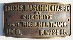 Fabrikschild Hartmann, Fabriknummer: 2565, Baujahr: 1900. Messingguss rechteckig, glatt mit Rand (GMsmR, Domschild. Das Schild ist von einer B1'n2t, 1067 mm, der NIS (Java-Niederlaendisch-Indisch-Stoomtram), Lok 322.