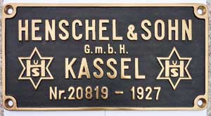 Fabrikschild Henschel&Sohn G.m.b.H., Kassel, Fabriknummer: 20819, Baujahr: 1927, Messingguss rechteckig, Riffelgrund mit Rand (GMsmR). Das Schild ist von der Elna-153 der NHS, ex TWE.