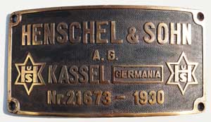 Fabrikschild Henschel&Sohn A.G., Kassel, "Germania". Fabriknummer: 21673, Baujahr: 1930, Domschild, Messingguss rechteckig, Riffelgrund mit Rand (GMsmR). Das Schild ist von der CFR 50.410, ex. KPEV G10