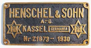 Fabrikschild Henschel&Sohn A.G., Kassel, "Germania". Fabriknummer: 21673, Baujahr: 1930, Tenderschild, Messingguss rechteckig, Riffelgrund mit Rand (GMsmR). Das Schild ist von der CFR 50.410, ex. KPEV G10