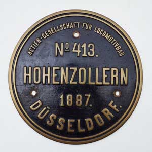 Fabrikschild Hohenzollern, Dsseldorf. Fabriknummer: 413, Baujahr: 1887, Messingguss rund, Riffelgrund mit Rand (GMsmR). Das Schild ist von einer Bn2t, Haas & Sohn, Neuhoffnungshtte, Sinn-II.