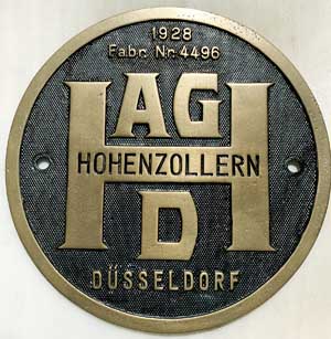 Fabrikschild Hohenzollern AG, Dsseldorf: Fabriknummer: 4496, Baujahr: 1928. Messingguss, rund, Riffelgrund mit Rand. D= 247 mm. Das Schild ist von der Bn2t, 1435 mm, Norddeutsche Htte Bremen, ex. Klckner-Werke Bremen, Nr. 69.