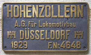 Fabrikschild Hohenzollern. Fabriknummer: 4648, Baujahr: 1929, Messingguss rechteckig, Riffelgrund mit Rand. Das Schild ist von der DRG 80 037.