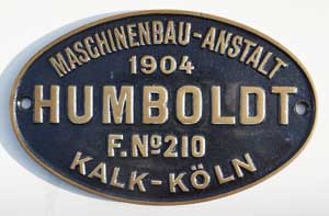 Fabrikschild Humboldt, Kalk-Kln. Fabriknummer: 210, Baujahr: 1904, Messingguss oval, Riffelgrund mit Rand (GMsmR). Das Schild ist von einer Ct der Hafenbahn Kln-Frechen.