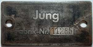 Fabrikschild Jung, Jungenthal: Fabriknummer: 11285, Baujahr: -. Stahlblech geprgt, rechteckig, glatt mit Rand. BxH = 104 x 51,5 mm. Das Rahmenschild ist von der DRB 52-3274, spter bei der BB 52.3274.