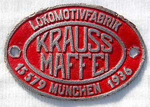 Fabrikschild Krauss Maffei, Mnchen: Fabriknummer: 15579, Baujahr: 1936. Aluminiumguss oval, Riffelgrund mit Rand. BxH = 175 x 120mm. Das Rahmenschild ist von der DRG 63 389.