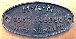 Fabrikschild MAN, Nrnberg: Fabriknummer: 148085, Baujahr: 1962. Eisenguss, oval, glatt mit Rand. BxH = 149 x 75 mm. Das Schild ist vom VT2.13 der AKN