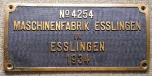 Maschinenfabrik Esslingen 4254, 1934, von DRG 64-348, Messingguss, rechteckig, Riffelgrund mit Rand, Zylinderschild, gewlbt.