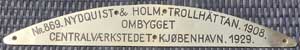 Fabrikschild Nydquist & Holm (NOHAB)Trollhttan: Fabriknummer: 869, Baujahr: 1908, umgebaut: 1929. Messingguss, Sonderform Radkasten, glatt ohne  Rand. BxH = 780 x 120 mm. Das Schild ist von der DSB D 839 (Dampflok).