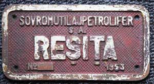 Fabrikschild Resita SOVROM UTILAJ PETROLIFER : Fabriknummer: 1415, Baujahr: 1953. Eisenguss, rechteckig, Riffelgrund mit Rand. BxH = 345 x 180 mm.