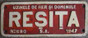 Fabrikschild Resita, Fabriknummer: 690, Baujahr: 1947, Zinkguss rechteckig, (grober) Riffelgrund mit Rand (GZnmR). Das Schild ist von der CFR 150.005, Nachbau DR 50er