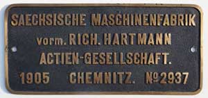 Fabrikschild Saechsische Maschinenfabrik zu Chemnitz. Fabriknummer: 2937, Baujahr: 1905. Messingguss rechteckig, Riffelgrund mit Rand (GMsmR). Das Schild ist von der DSB D 818.
