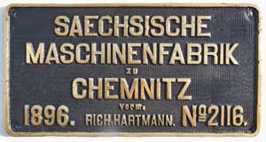 Fabrikschild Saechsische Maschinenfabrik zu Chemnitz. Fabriknummer: 2116, Baujahr: 1896. Messingguss rechteckig, Riffelgrund mit Rand (GMsmR). Das Schild ist von der DSB HS 391. BxH = 384 x 195mm.