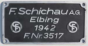 Fabrikschild Schichau A.G., Elbing. Fabriknummer: 3517, Baujahr: 1942. Zinkguss rechteckig, Riffelgrund mit Rand (GZnmR). Das Schild ist von der DRB 50 2516.