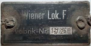 Fabrikschild WLF Wiener Lokfabrik, Floridsdorf: Fabriknummer: 17256, Baujahr: -. Stahlblech geprgt, rechteckig, glatt mit Rand. BxH = 104 x 52 mm. Das Rahmenschild ist von der DRB 52-3712, spter wurde der Rahmen bei der BB 52-7598 verbaut.