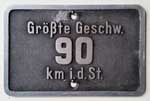 Deutschland (DR), Geschwindigkeitsschild der DRG: Grte Geschw. 90 km i.d.St. Aluminiumguss, rechteckig, Riffelgrund mit Rand. BxH = 150 x 110 mm. Das Schild ist von der Baureihe E44/E94.