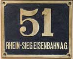 Fälschung eines Lokschilds der Rhein-Sieg-Eisenbahn A.G. (RSE), Loknummer 51. Messingguss quadratisch, Riffelgrund mit Rand. BxH = 238 x 238 mm.