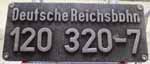 120 320-7 in Guss-Alu-Groß. Die Maschinen 315-328 bekamen von den Russen ein falschens "a" bei 'Deutsche Reichsbahn'. Später wurden diese Schilder gegen neue mit korrekter Schriftart ausgetauscht.