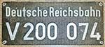 Deutschland (DDR), Lokschild der DRo: V200 074, Guss-Aluminium-Rund.