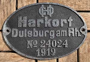 Waggonfabrikschild Harkort, Duisburg am Rhein. Fabriknummer: 24024, Baujahr: 1919. Aluminiumguss oval, Riffelgrund mit Rand. BxH = 202 x 137 mm.