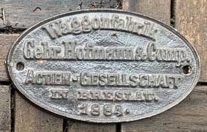 Waggonfabrikschild Gebr�der Hofmann & Comp., Actien-Gesellschaft in Breslau. Baujahr: 1884. Eisenguss oval, glatt mit Rand. BxH = 180 x 109 mm. Ein sch�nes Waggonfabrikschild.