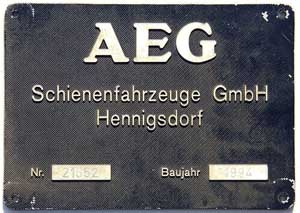 Fabrikschild AEG, Hennigsdorf. Fabriknummer: 21552, Baujahr: 1994. Aluminiumguss rechteckig, Riffelgrund mit Rand. Das Schild ist von der DB-AG 112 138-3.