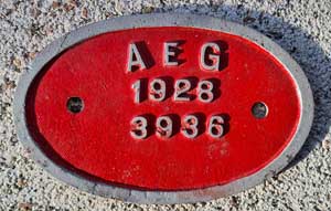 Fabrikschild AEG, Berlin: Fabriknummer: 3936, Baujahr: 1928. Aluminiumguss, oval, Riffelgrund mit Rand. BxH = 218 x 139 mm. Das Ersatzschild ist von der DRG 01 067.