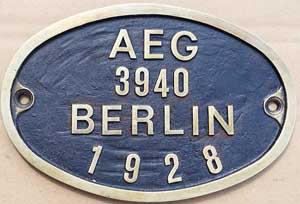 Fabrikschild AEG, Fabriknummer: 3940, Baujahr: 1928, Messingguss, oval, Riffelgrund mit Rand. Das Schild ist von der DRG 01 071.