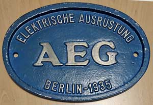 Fabrikschild AEG, Berlin: Fabriknummer: -, Berlin: 1935. Aluminiumguss oval, glatt mit Rand. BxH =  x  mm. Das Schild ist vom Elektrotriebwagen ET 91 01 (491 001).